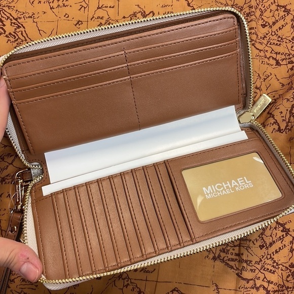 Brand New Michael Kors Large Travel Continental White/Lugg Center Stripe Wallet - Picture 10 of 15